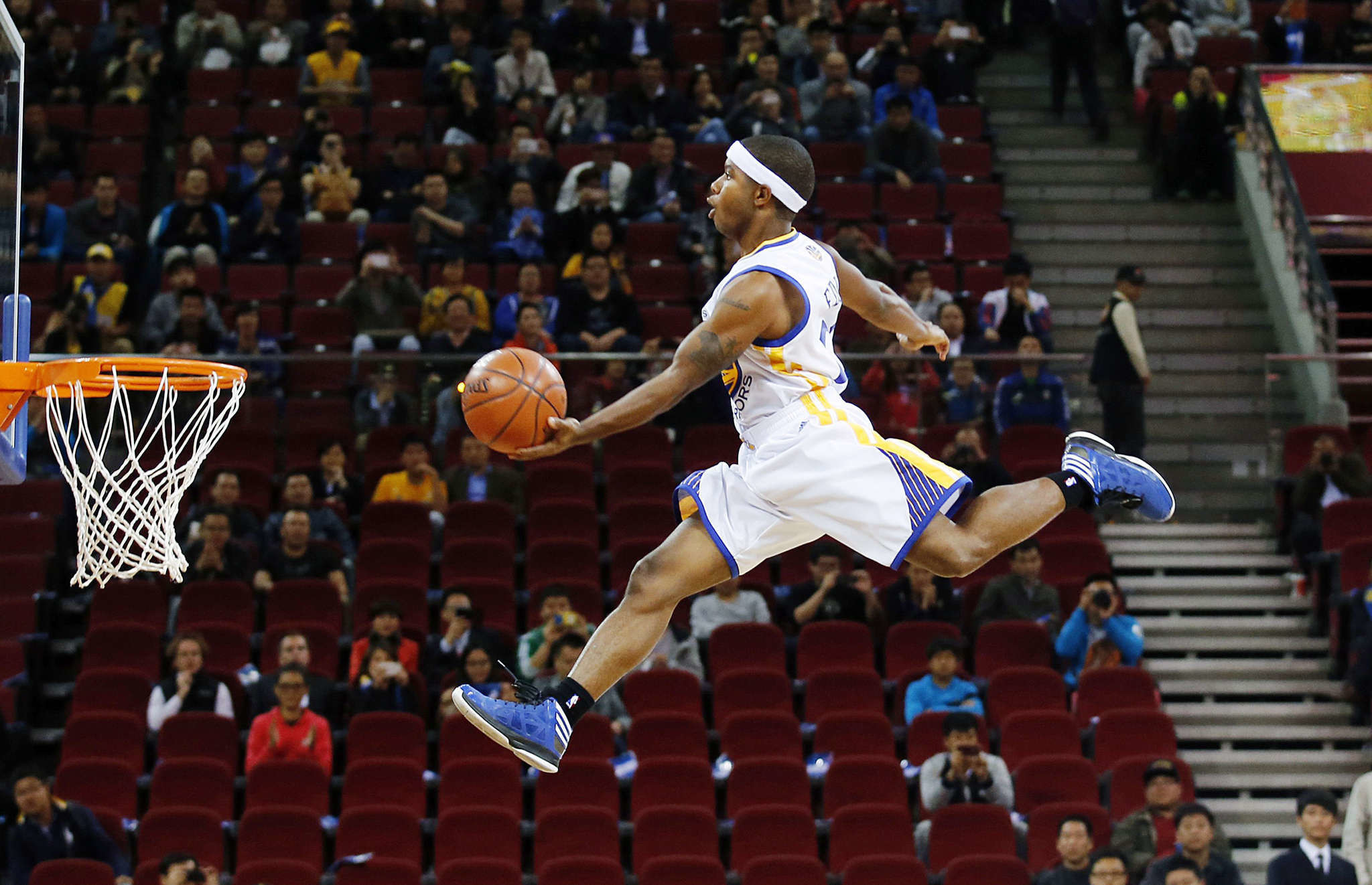 包含球员投篮技术：高难度表演，引发球迷热议的词条