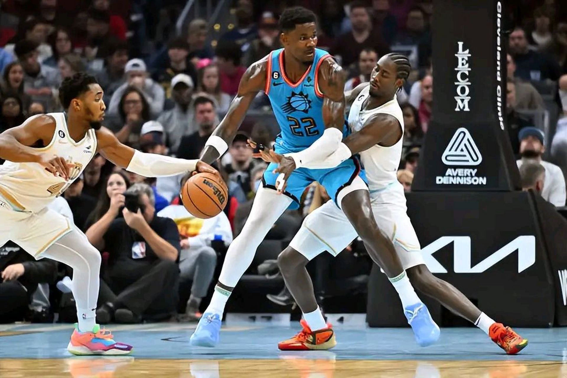 关于太阳险胜山东队，米切尔统治全场的信息